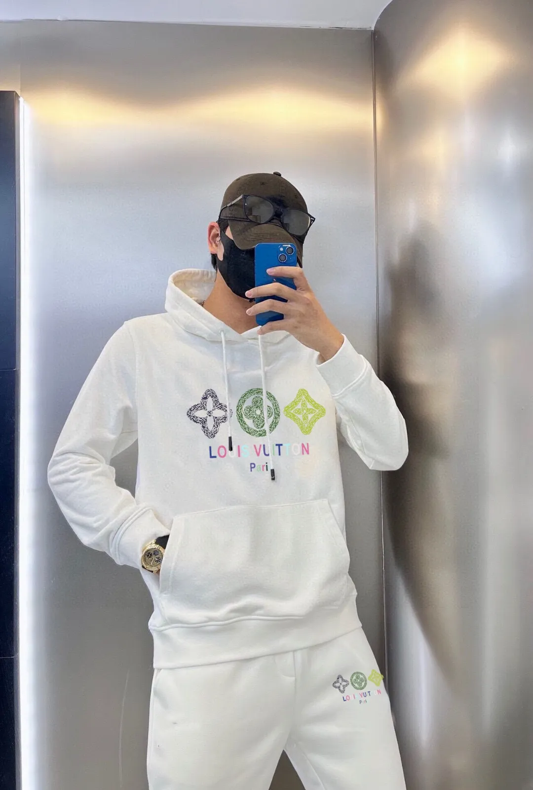🅿️400 [LV Louis Vuitton] (Fat Man Gospel) hot-selling suit is coming. Focus on the original version of the official website. 2025 new hot-selling cardigan sweater suit. The original order is the best. 🇭🇰The meticulous work of top designers is dedicated to a fitting and perfect upper body effect. 100% natural high-quality Roman cotton, close-fitting comfort, noble and elegant! Original hardware embodies elegance and nobility! Counter size: M-5XL (maximum wear up to 220 pounds)